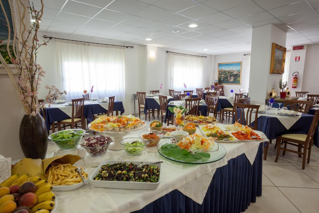 Hotel Caggiari Сенигалия Екстериор снимка