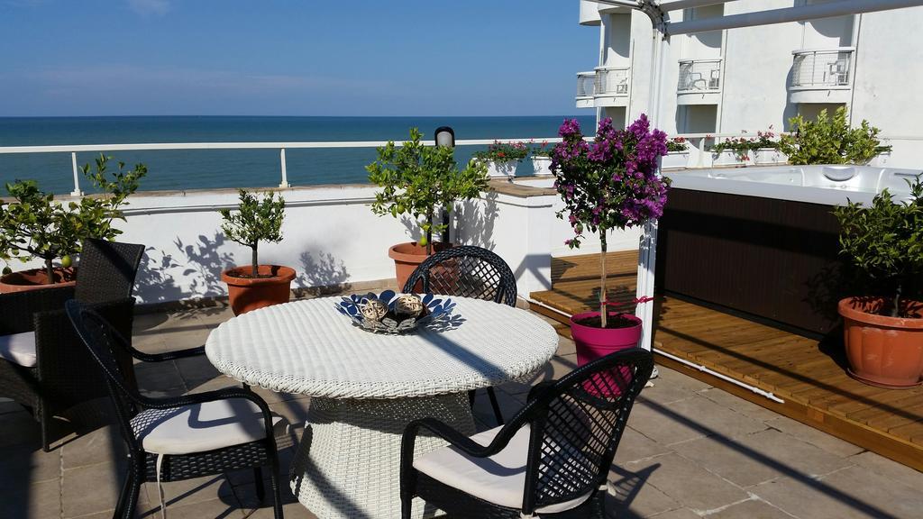 Hotel Caggiari Сенигалия Екстериор снимка