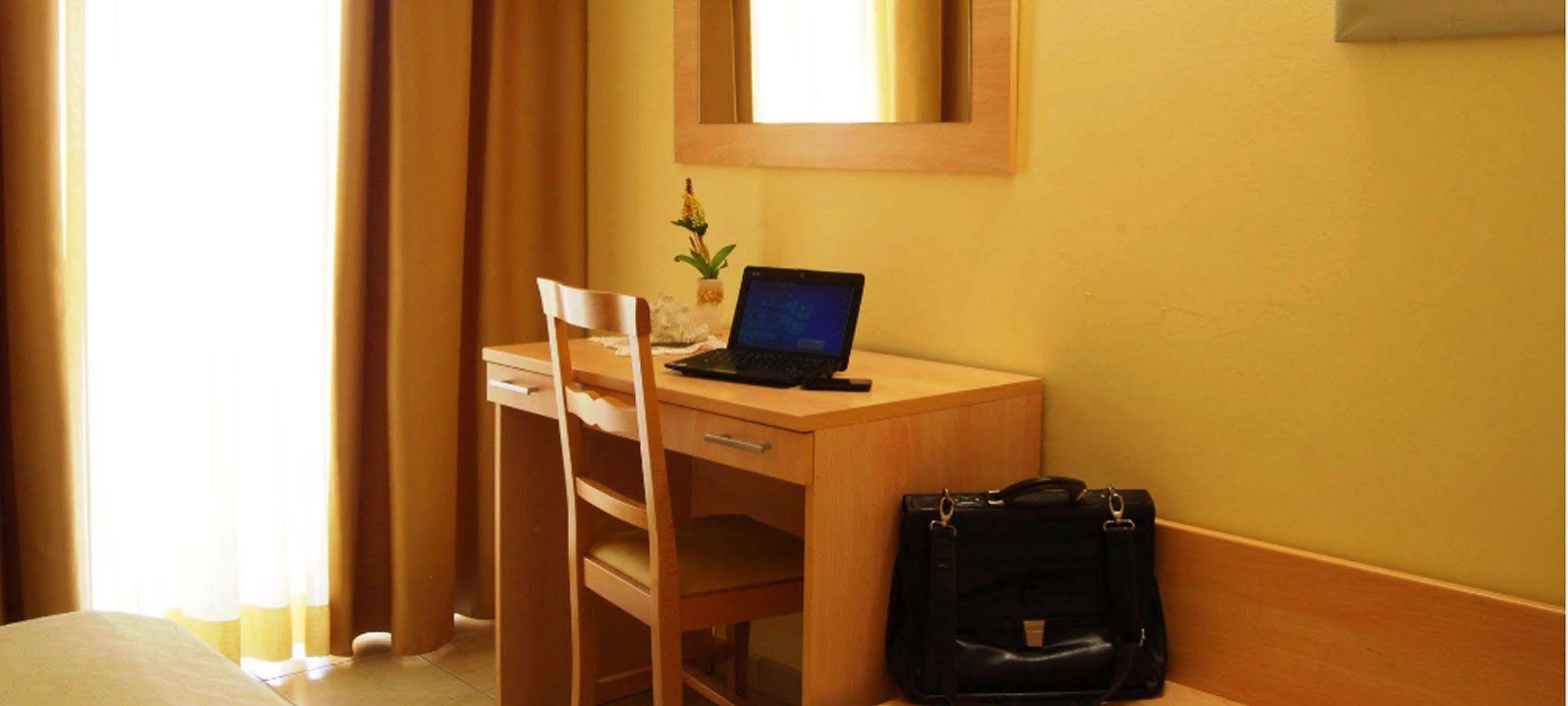 Hotel Caggiari Сенигалия Екстериор снимка