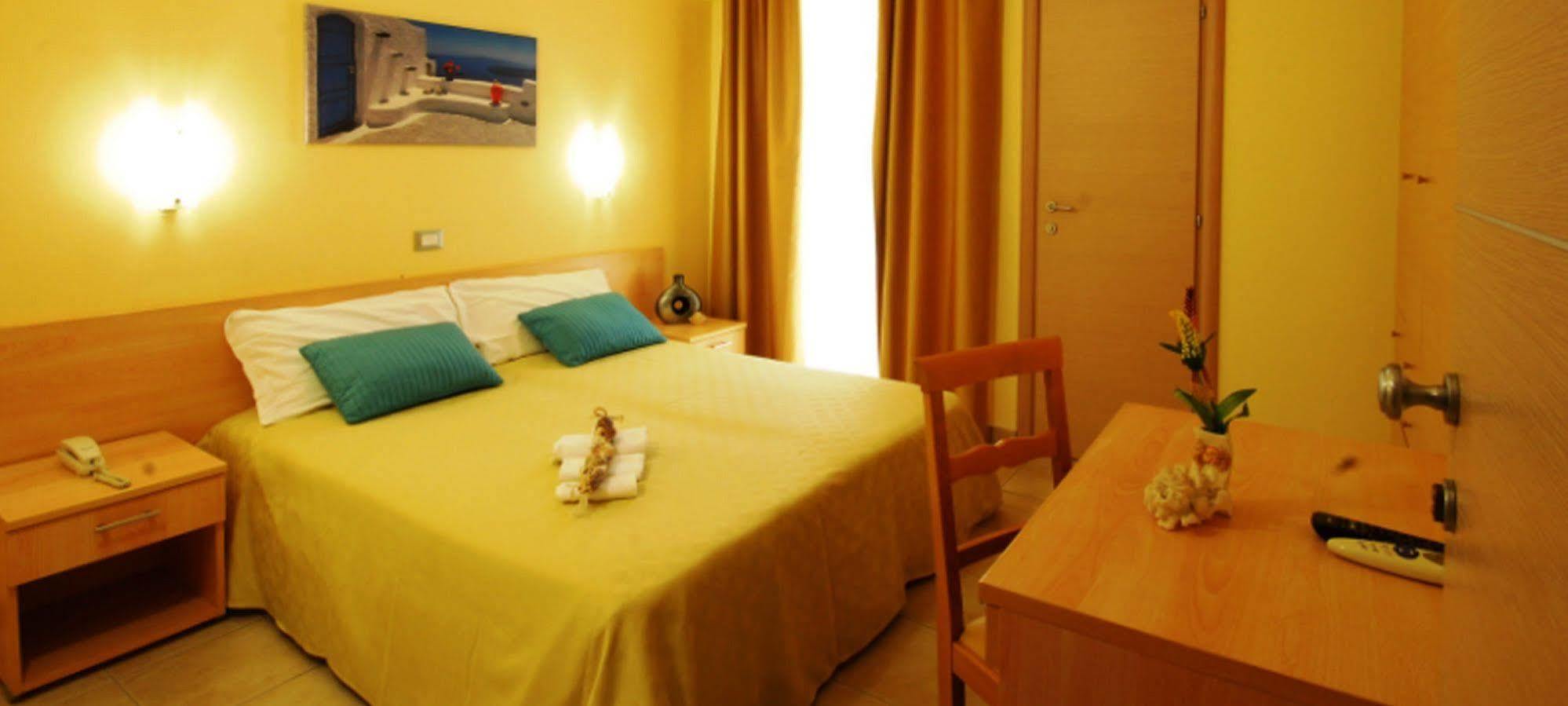 Hotel Caggiari Сенигалия Екстериор снимка