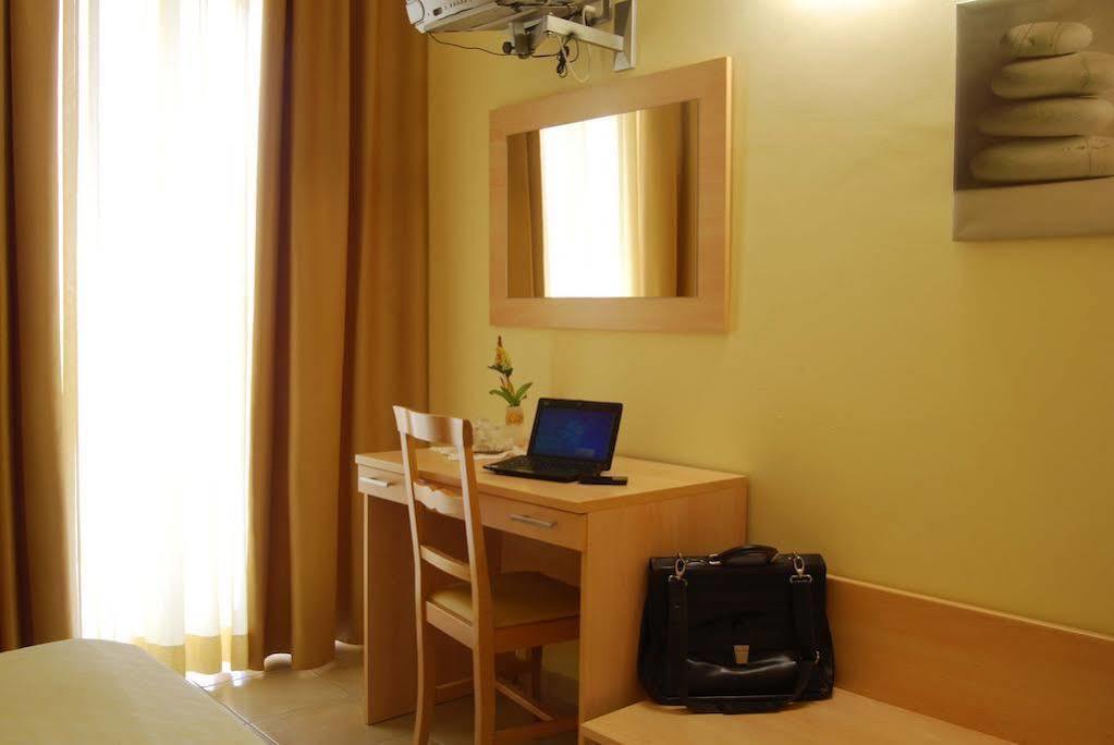Hotel Caggiari Сенигалия Екстериор снимка