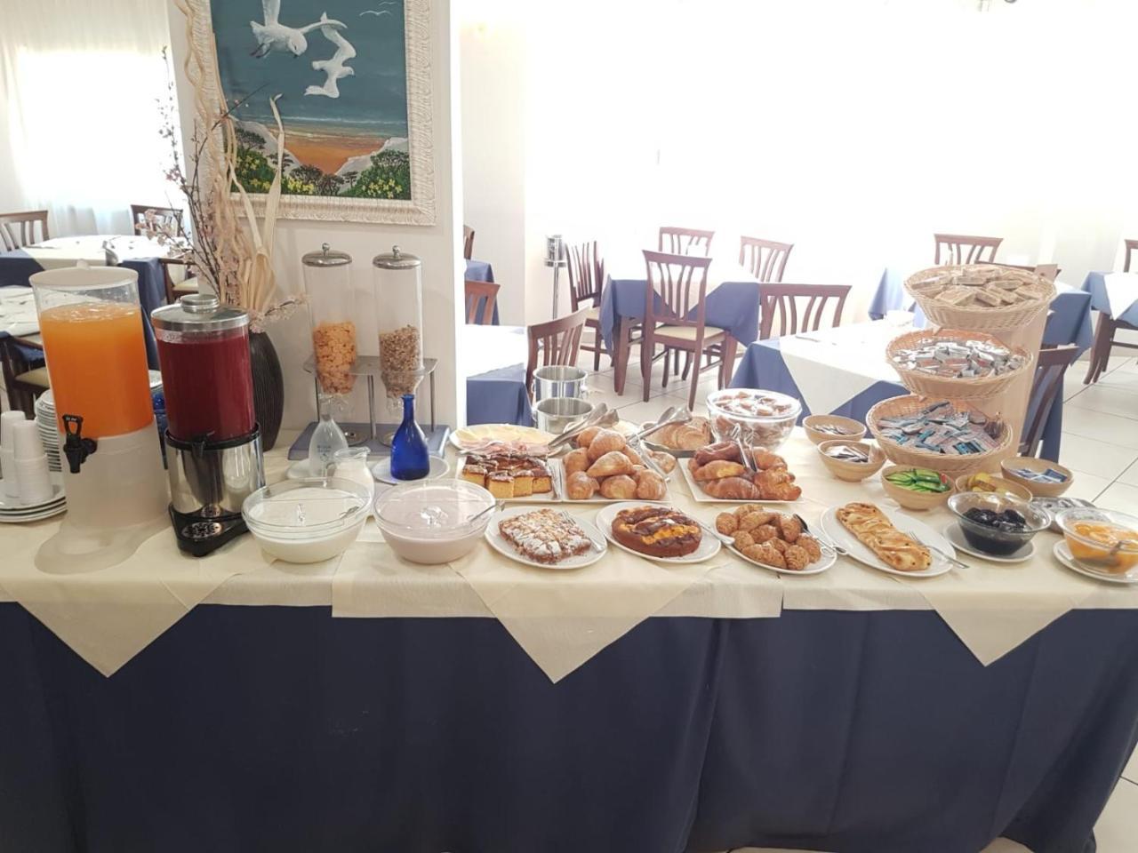 Hotel Caggiari Сенигалия Екстериор снимка