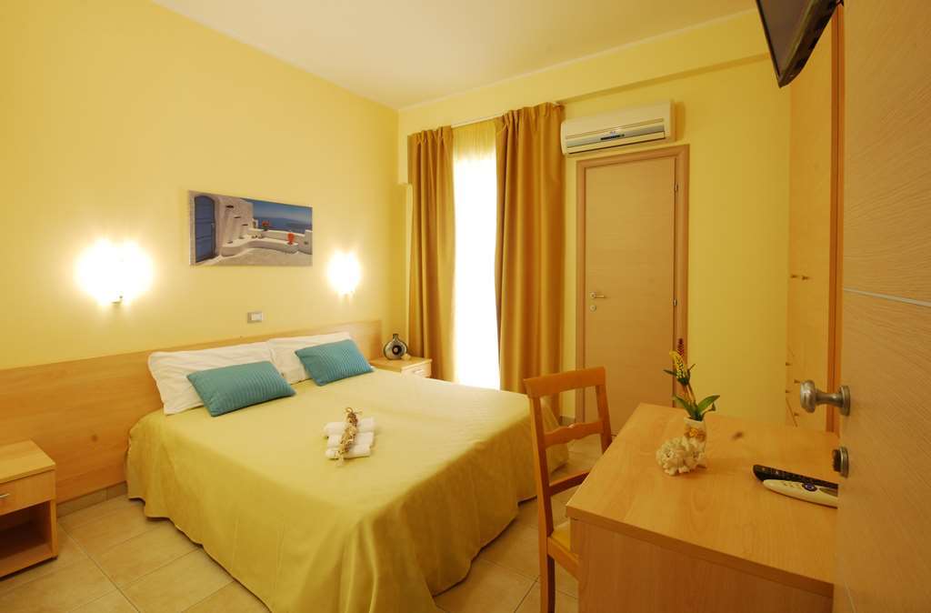 Hotel Caggiari Сенигалия Стая снимка